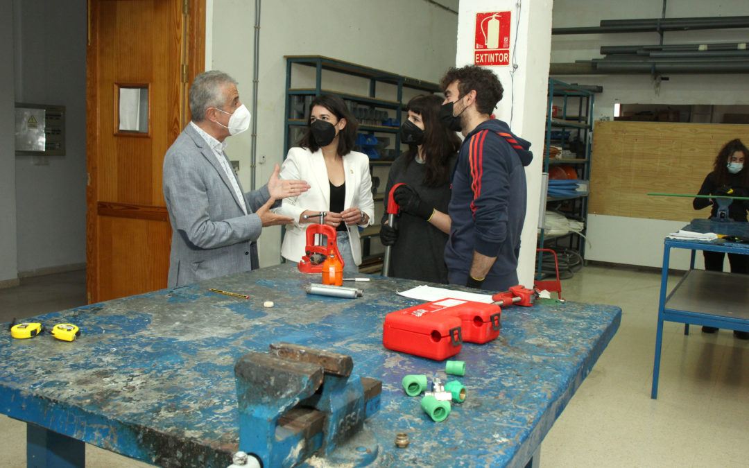 Juan Pérez y Teresa Alonso conversan con dos alumnos