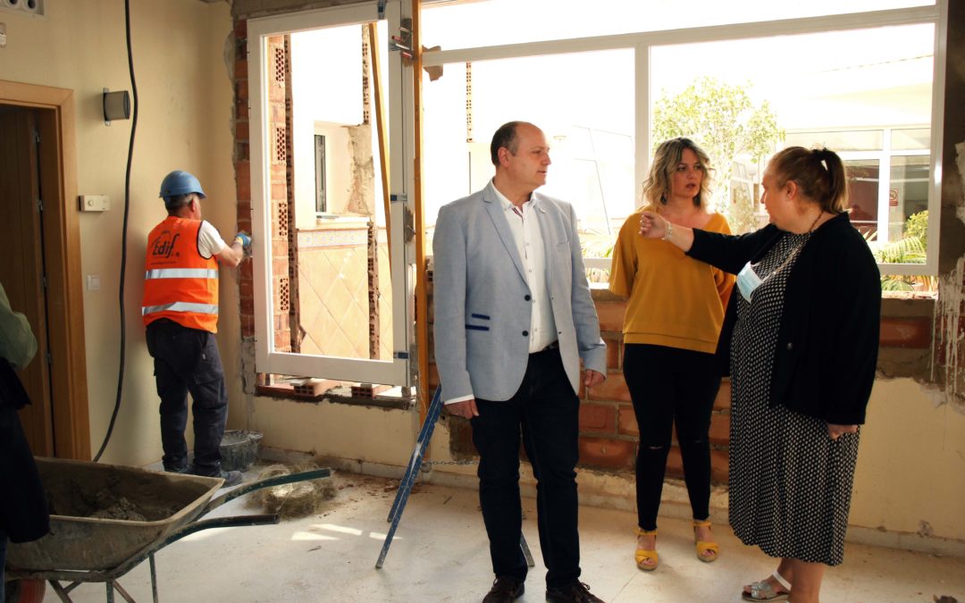 Carmen Gallardo y César del Espino visitan las obras junto a la directora de Servicios Sociales
