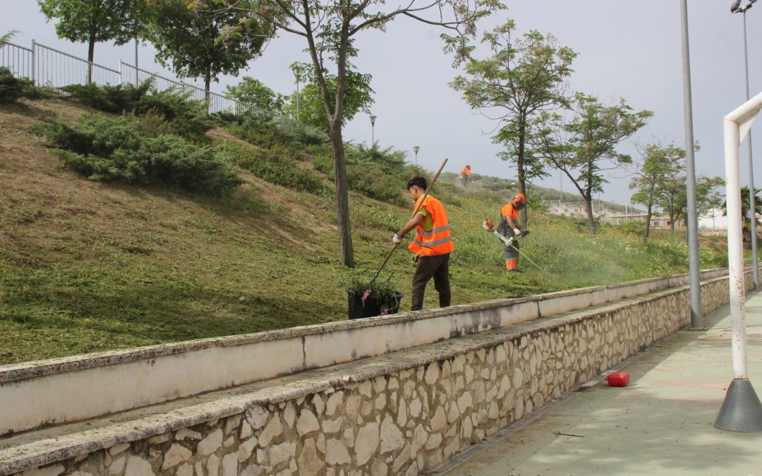 Trabajos de jardinería junto a las pistas deportivas en calle Los Almendros