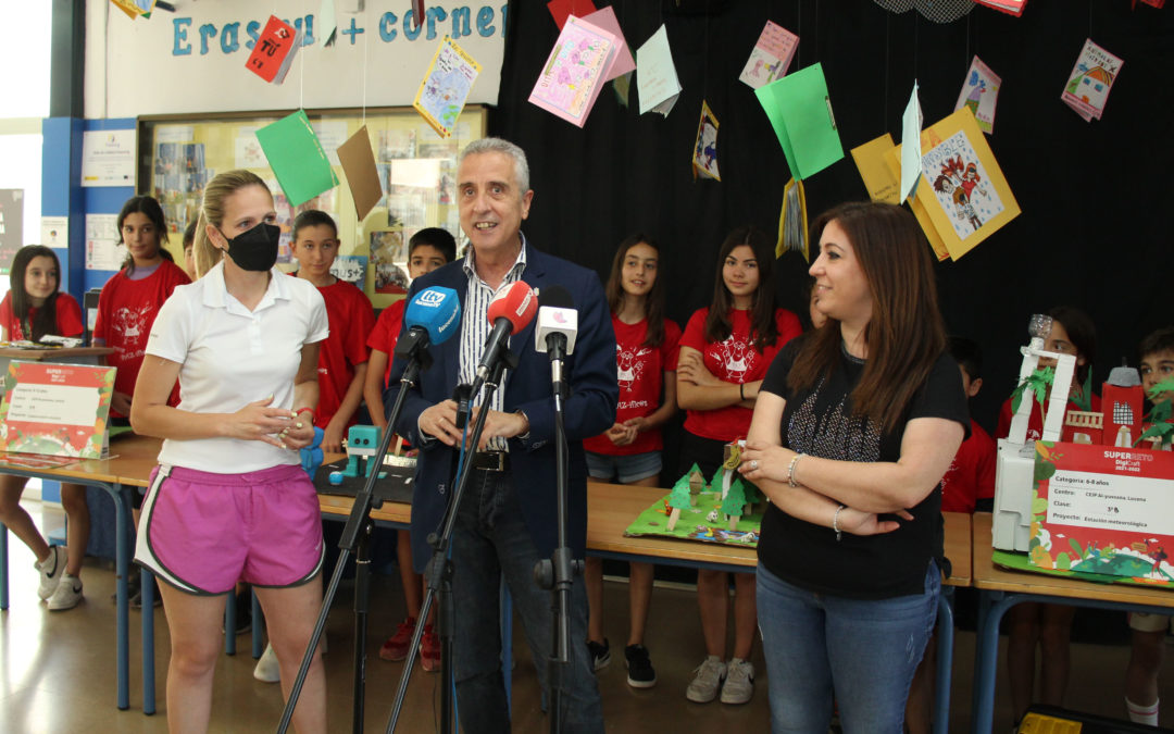 Juan Pérez y Lourdes Parra informan de la convocatoria de becas escolares 2022-23