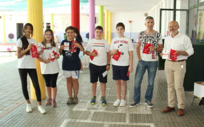 Reparto de kit de limpieza de excrementos de mascotas entre los escolares de Lucena