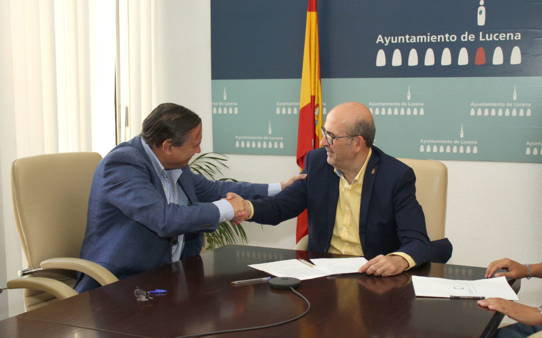 José Pedro Moreno firma el contrato con Rafael Castelló Pérez