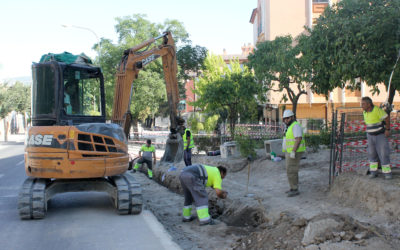 El Ayuntamiento de Lucena renueva el acerado de la Ronda del Llano de las Tinajerías