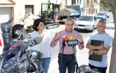 Aguas de Lucena trabaja en la reparación de la rotura en la zona de El Carmen