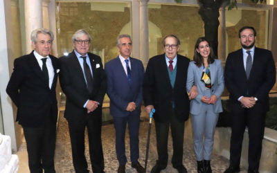 Ramón Tamames recibe en Lucena la insignia de oro del Colegio de Economistas de Córdoba