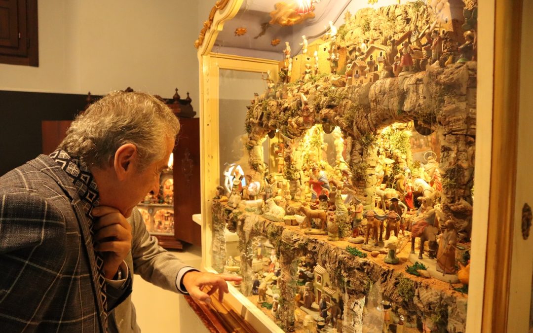 Juan Pérez contempla una de las vitrinas de la exposición