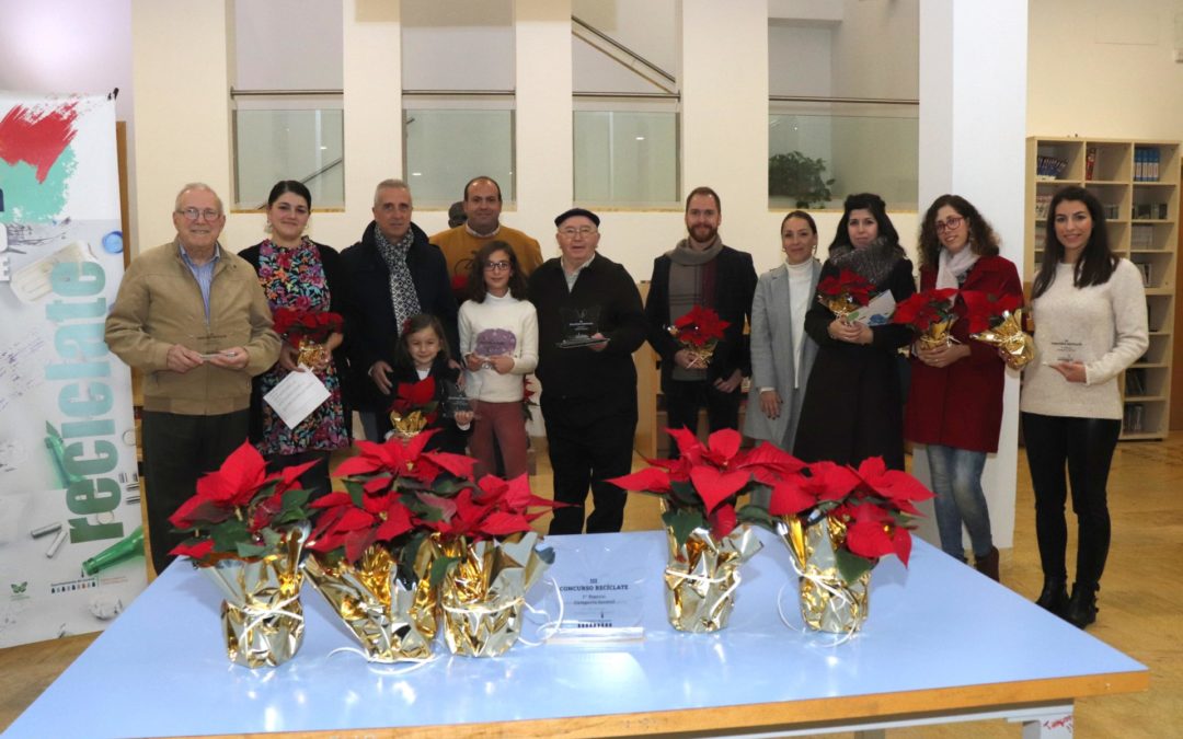 Foto de familia de premiados, miembros de jurado y autoridades en el III Recíclate