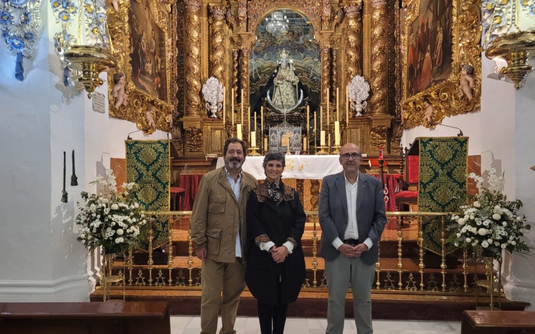 José Pedro Moreno y Nuria Barrera, ante el altar de la Virgen de Araceli