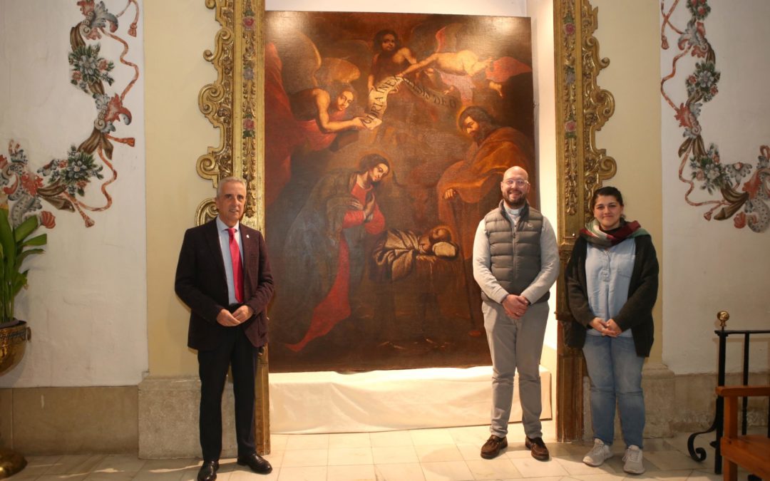 Juan Pérez y Mamen Beato junto al párroco Eugenio Bujalance