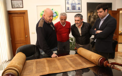 Lucena recibe de la comunidad judía de Torremolinos una Torá histórica