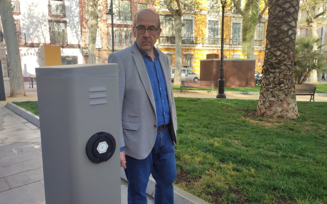 El Ayuntamiento instala en el Coso un nuevo punto de recarga para coches eléctricos