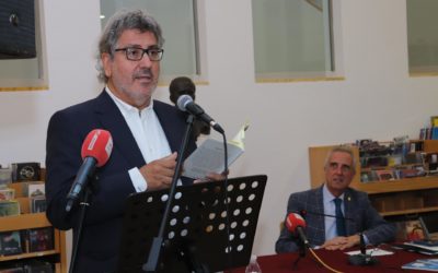 Juan Vicente Piqueras presenta ‘Cerezas’, segundo premio nacional de poesía Ciudad de Lucena ‘Lara Cantizani’