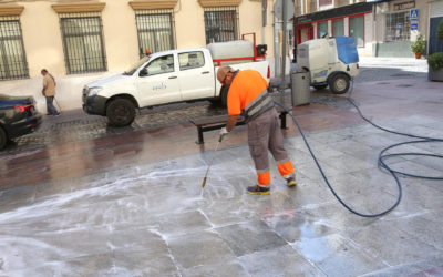 El plan de limpieza intensiva comienza a desplegarse por las calles de Lucena