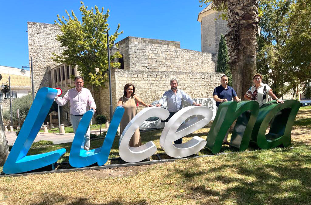 El Ayuntamiento de Lucena instala un rótulo con el nombre de la ciudad en el Paseo del Coso