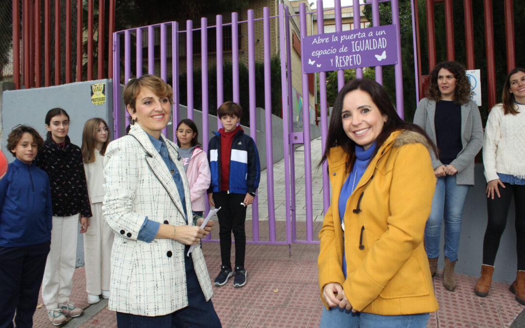 Inaugurada la puerta violeta del CEIP Nuestra Señora del Carmen en conmemoración al 25N