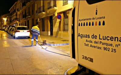 Aguas de Lucena acomete trabajos de limpieza preventiva en la red de imbornales