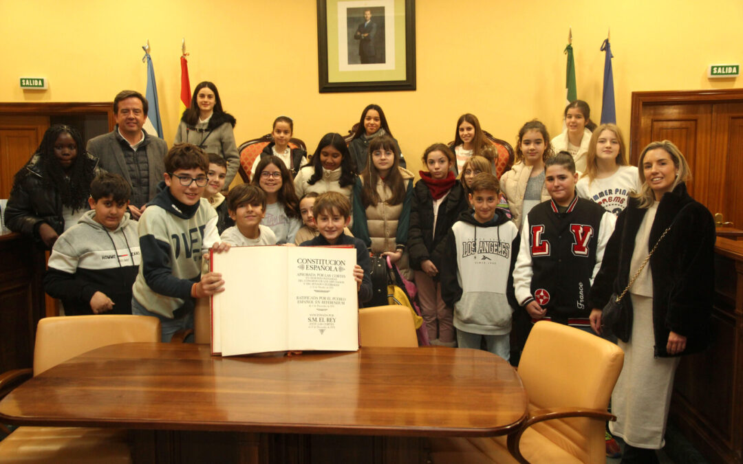 Visita de un grupo escolar al Ayuntamiento por el Día de la Constitución