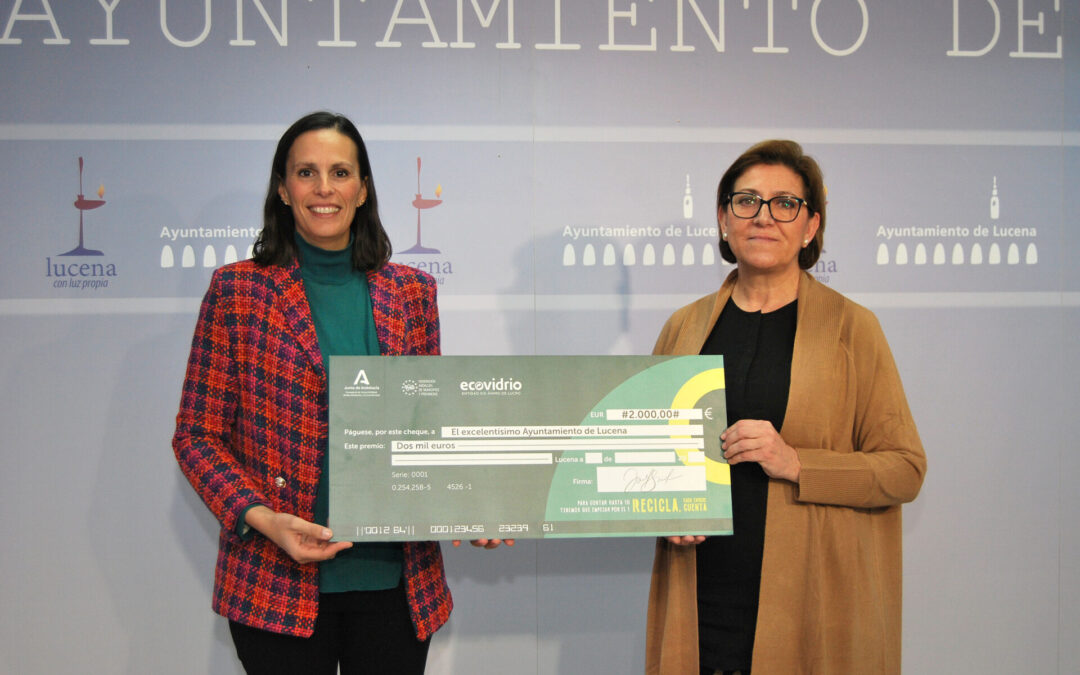 Charo Valverde recoge el premio a Lucena como municipio mejor en la campaña de reciclado