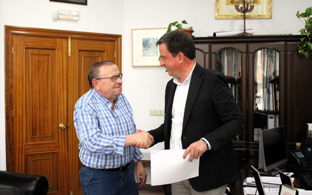 El Ayuntamiento de Lucena firma el nuevo convenio con la Agrupación de Cofradías por valor de 65.000 euros