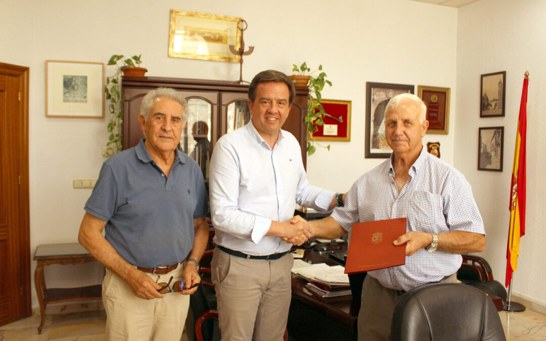 El nuevo convenio con la Sociedad de Cazadores de Lucena incorpora la celebración de un trofeo deportivo