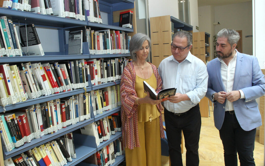 La Biblioteca Municipal de Lucena recibe una amplia colección sobre el Holocausto de Enrique Benítez Palma