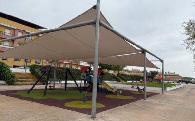 Finaliza la instalación de toldos en las áreas infantiles de la Plaza de la Música Verde