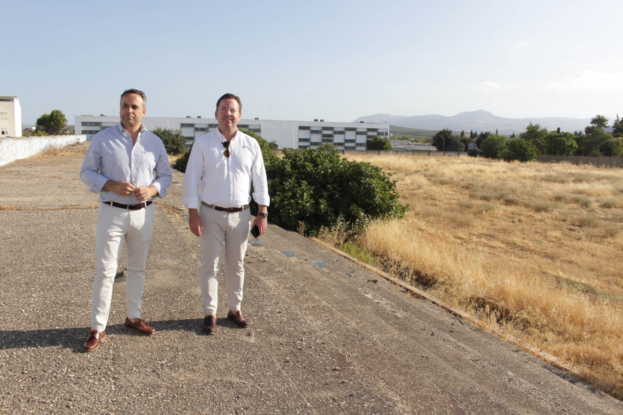 Francis Aguilar y Javier Pineda visitan terrenos del antiguo campo de fútbol