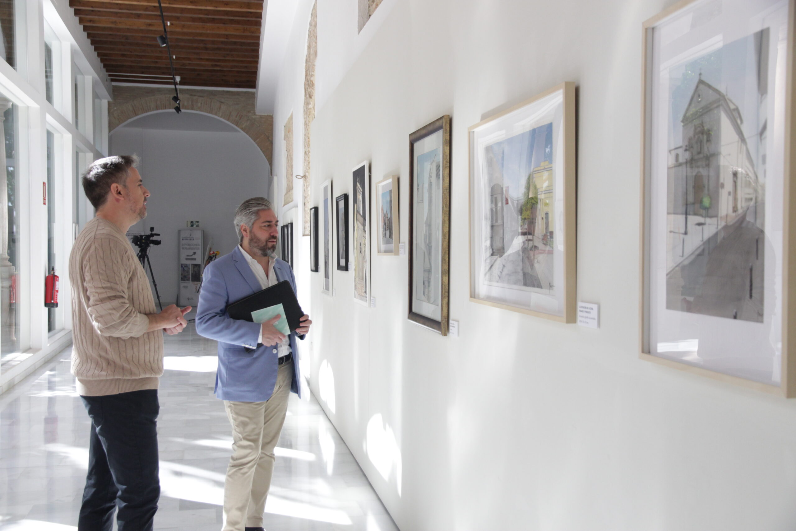 Nicolás Exojo capta la esencia de Lucena con su exposición pictórica en la Casa de los Mora
