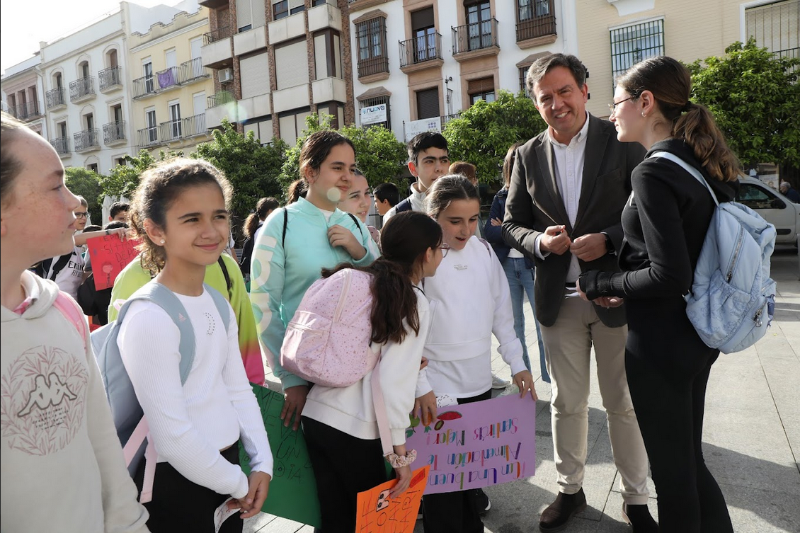 Unos 800 escolares llevan hábitos saludables a las calles de Lucena durante la III Marcha Escolar