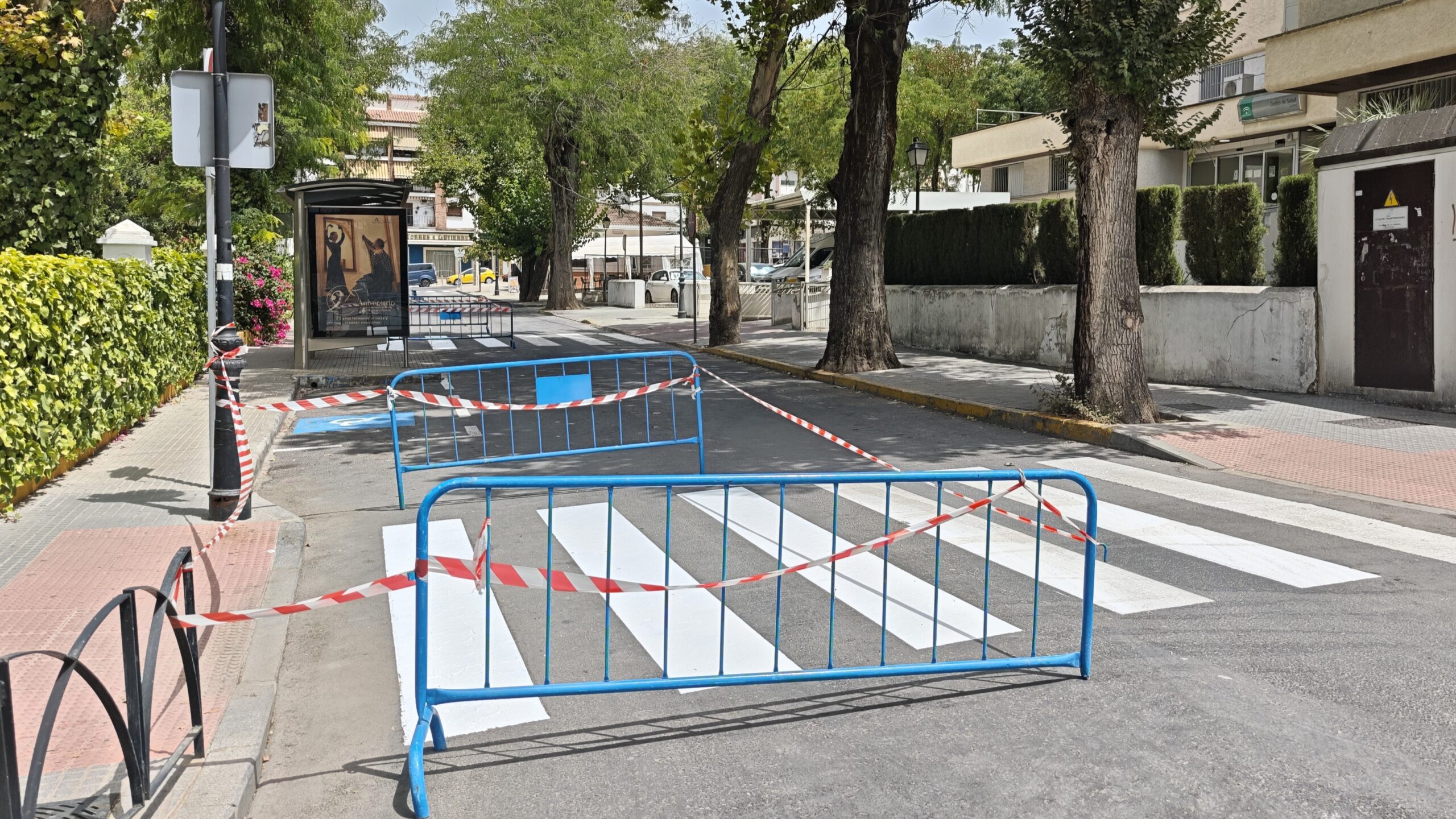 El Ayuntamiento de Lucena refuerza durante el verano el repintado de la señalización vial