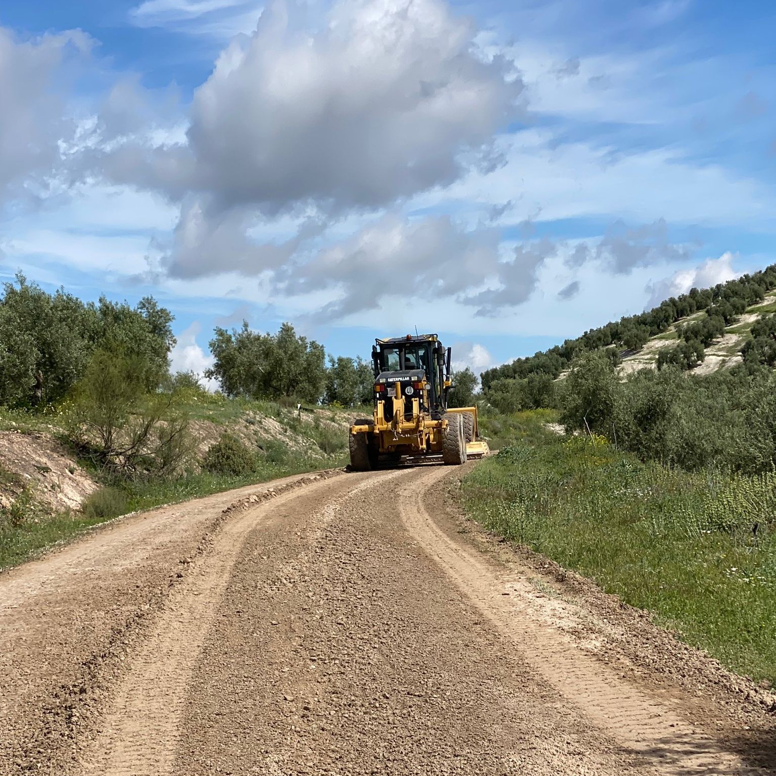 Lucena refuerza el mantenimiento de caminos rurales con la adquisición de nueva maquinaria