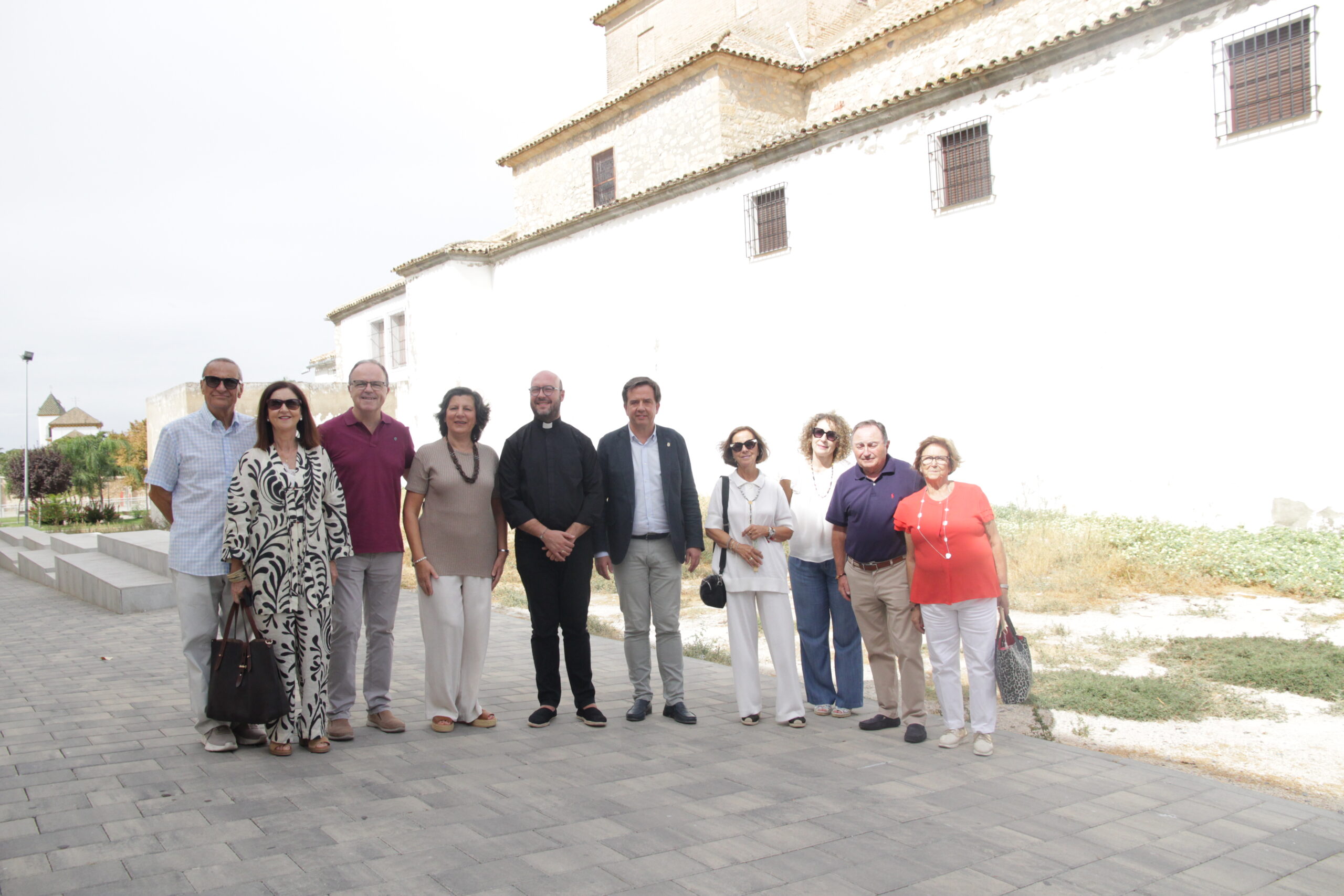 Alcalde y párroco junto a varios vecinos de la parroquia de Ntra. Sra. del Carmen